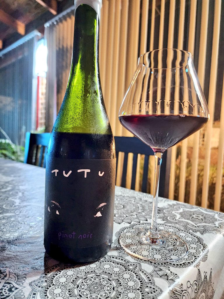 Y hoy que tanto hemos intercambiado conceptos de "Mineralidad".. Que belleza de #PinotNoir de <a href="/LeoErazoLynch/">Leonardo Erazo L</a>.  Altamira en la boca!
Fruta roja fresca, floral y con notas de hierba fresca y especiadas. En boca es un viaje, taninos rugosos y acidez vibrante, para beber mucho!!