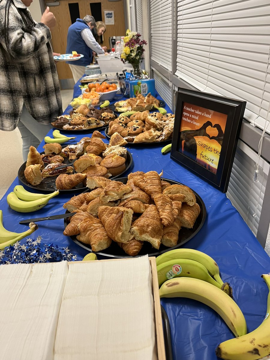 MsMorans's tweet photo. Thanks to the Sandburg PTA for spoiling the teachers this morning. We felt so appreciated @Sandburg_MS https://t.co/om1GbjjXuX