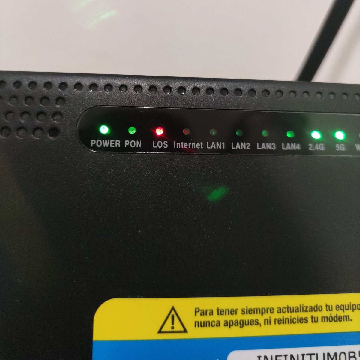 g0iz's tweet photo. Decidí que le iba a dar otra oportunidad a @Telmex, ya que está instalada la infraestructura para fibra óptica, y HOY vinieron a instalar el servicio y HOY mismo ha dejado de funcionar. 
Así no se puede. https://t.co/pxaRSMgN1J