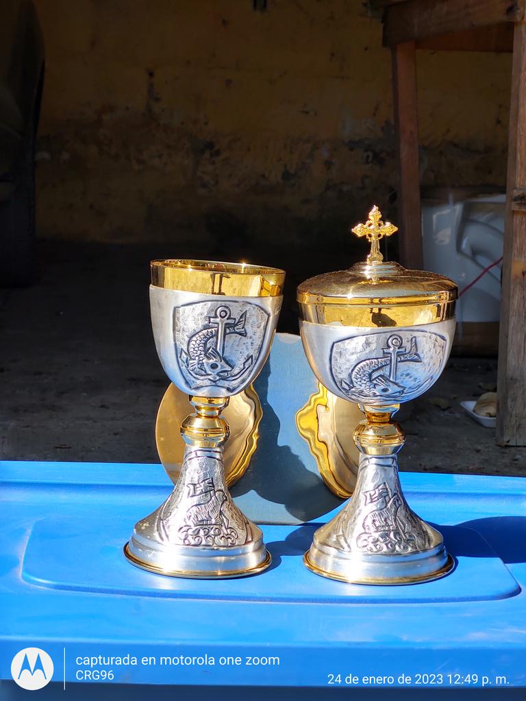 Luiscrisoforo2's tweet photo. Cáliz con copón para la sagrada misa fundicion de campanas y venta de imágenes religiosas @señordelasmaravillas https://t.co/OMngYE0C05