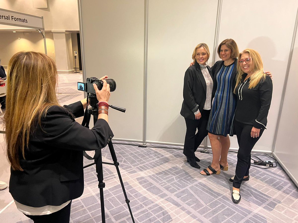 #PRODUpresente #ContentAmericas 

<a href="/rosalindrotundo/">Rosalind Rotundo</a> y <a href="/roxanarotundo/">Roxana Rotundo</a> y de <a href="/Vip2000TV/">VIP 2000 TV</a> junto a Carmen Larios de <a href="/MiLifetime/">Mi Lifetime</a> durante el anuncio del inicio de la segunda temporada de #AmoresQueEngañan. 🎬