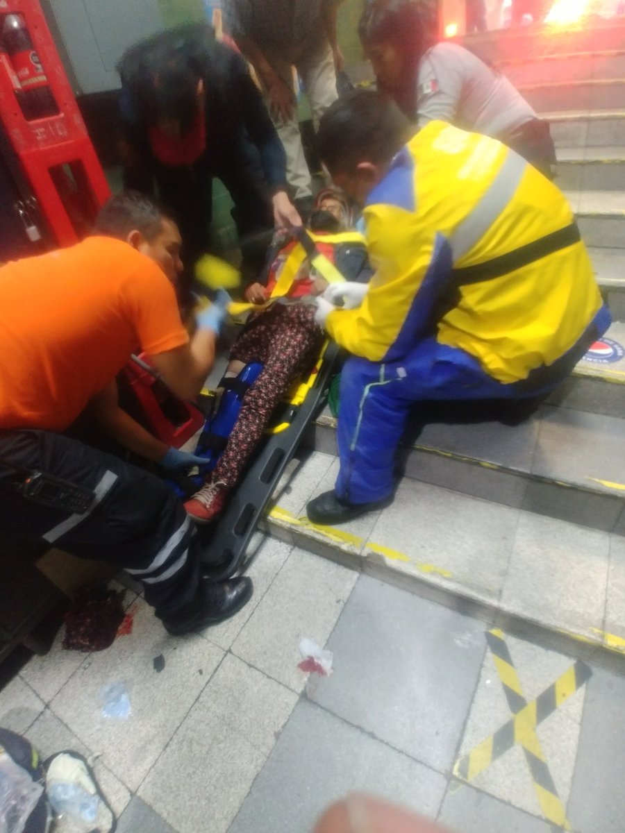 SrCatitaUam's tweet photo. Dijo vivir en San Nicolas, cerrada de cofre esq con av del ferrocarril en la zona verde, Tlalpan-Ajusco medio.
Tener 2 hijos:
Cesar y Marisela campos Velarde. (no he podido contactarlos)

Lesiones derivadas de una caida.
Paramedicos de @AlcaldiaAO la trasladaron
¡AYUDA POR FAVOR! https://t.co/lWDFfAODuz