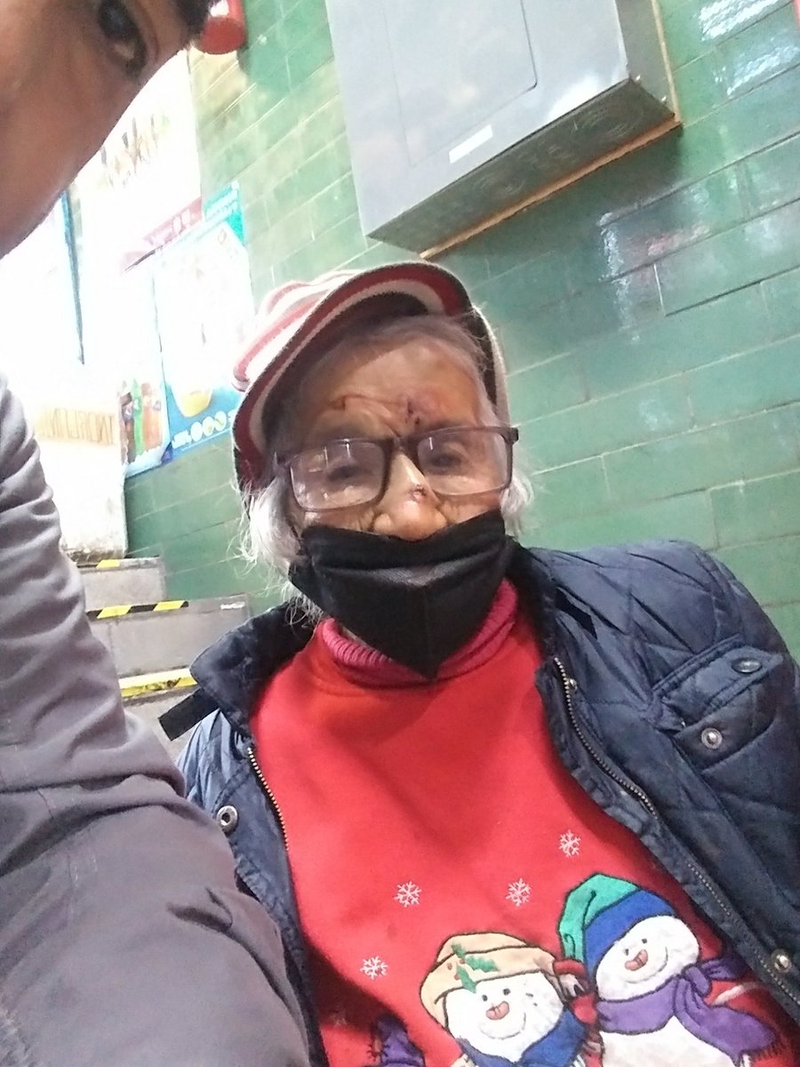 SrCatitaUam's tweet photo. Dijo vivir en San Nicolas, cerrada de cofre esq con av del ferrocarril en la zona verde, Tlalpan-Ajusco medio.
Tener 2 hijos:
Cesar y Marisela campos Velarde. (no he podido contactarlos)

Lesiones derivadas de una caida.
Paramedicos de @AlcaldiaAO la trasladaron
¡AYUDA POR FAVOR! https://t.co/lWDFfAODuz