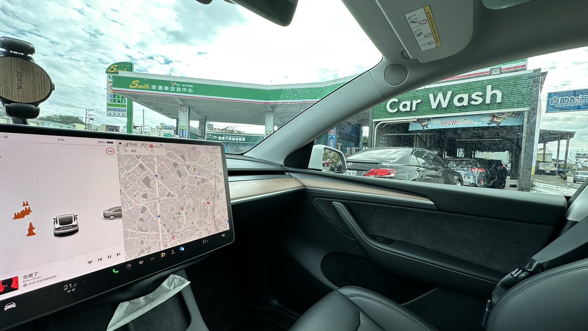 Scotyu's tweet photo. 對我而言，加油站剩下洗車及廁所這兩個功能😝
#TeslaModelY  #TeslaTW #Tesla https://t.co/PbeTtvAexm