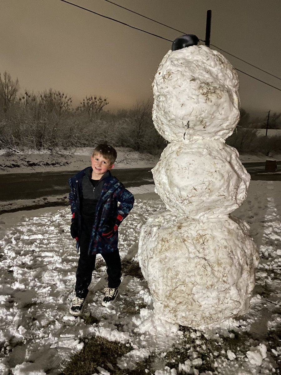 leahAlyson3's tweet image. @EvanAndrewsFox4 @NBCDFWWeather #decaturTX Cruz at 6 built himself this giant snowman!
