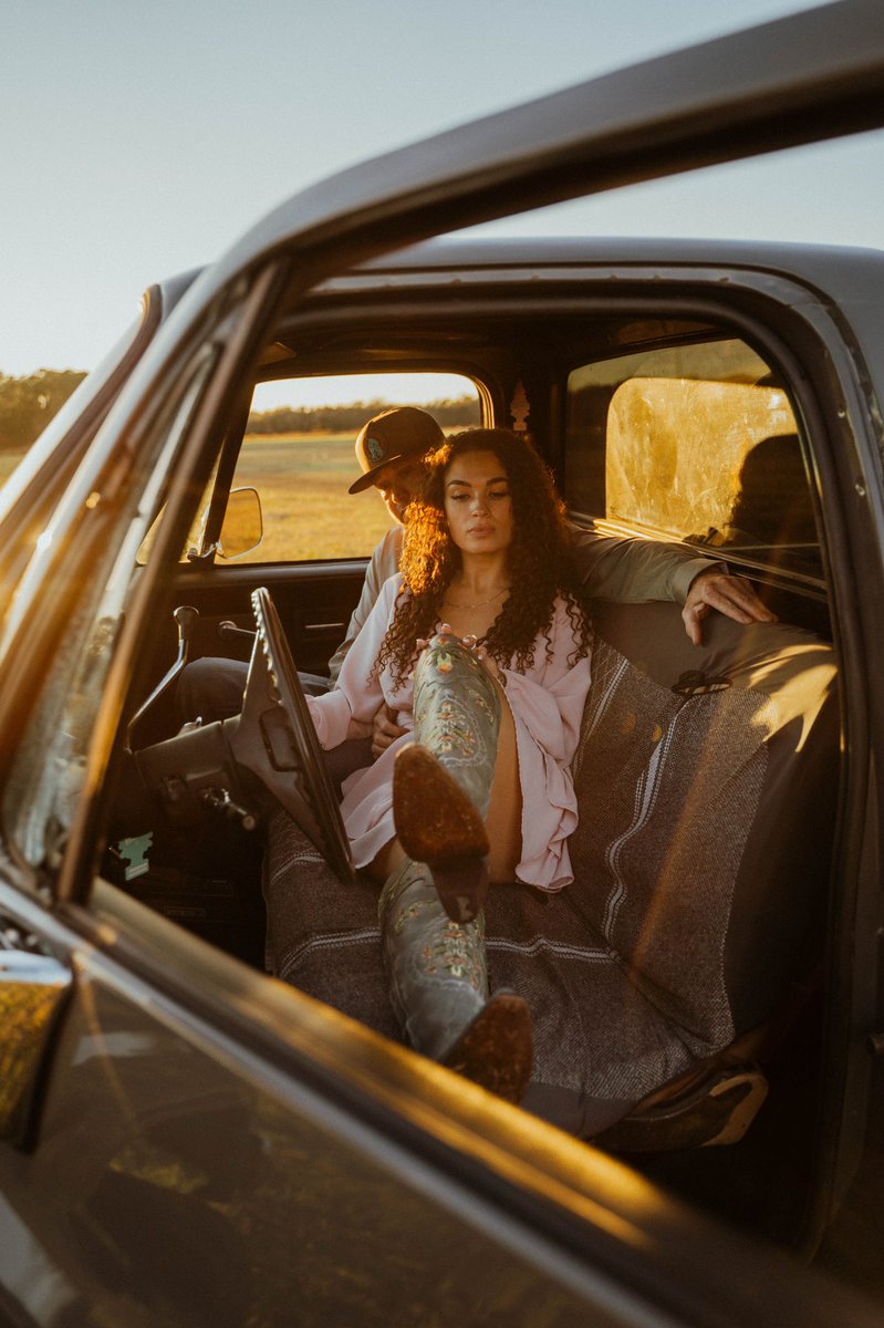 I need a really cool couple and a set of besties to shoot concepts in DFW on Sunday Jan 29th in the morning/midday 

75% off normal pricing + all my thanks and love forever 

ps i’ll choose someone who rts this post for a free shoot 😁