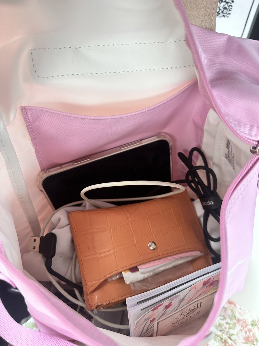 Suka gilaaaa backpack ni. Nampak macam biasa je tapi sebenarnya spacious yang amat

Since I akan keluar sampai malam, bawa telekung ipad charger powerbank siap siap. I still have space for more
