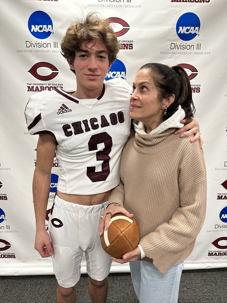 WilkeWiles's tweet photo. Excited to say I have committed to the admissions process at U Chicago! Thank you to all the coaches who have helped me along the way from the LA City Ducks to Loyola and to the U Chicago coaching staff for giving me the opportunity! @drewcasani @Hatch89 @LoyolaFB @CoachGilcrist https://t.co/5JUDcT1eyV