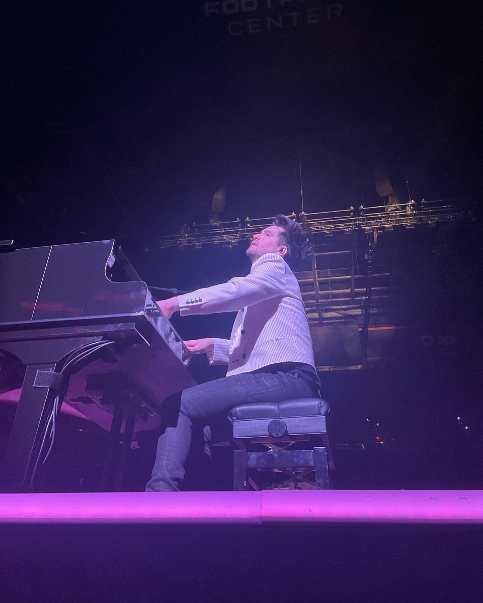 prettyoddopp's tweet photo. My very last Panic! Show was October of last year. I went by myself as I have since PFTW because if I want to do something, I’m gonna do it. https://t.co/j2Og5aiYhU