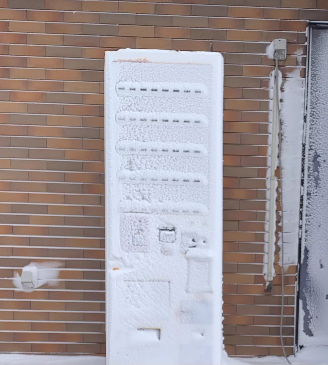 何が買えるかお楽しみ！？雪に覆われた自動販売機がすごい。