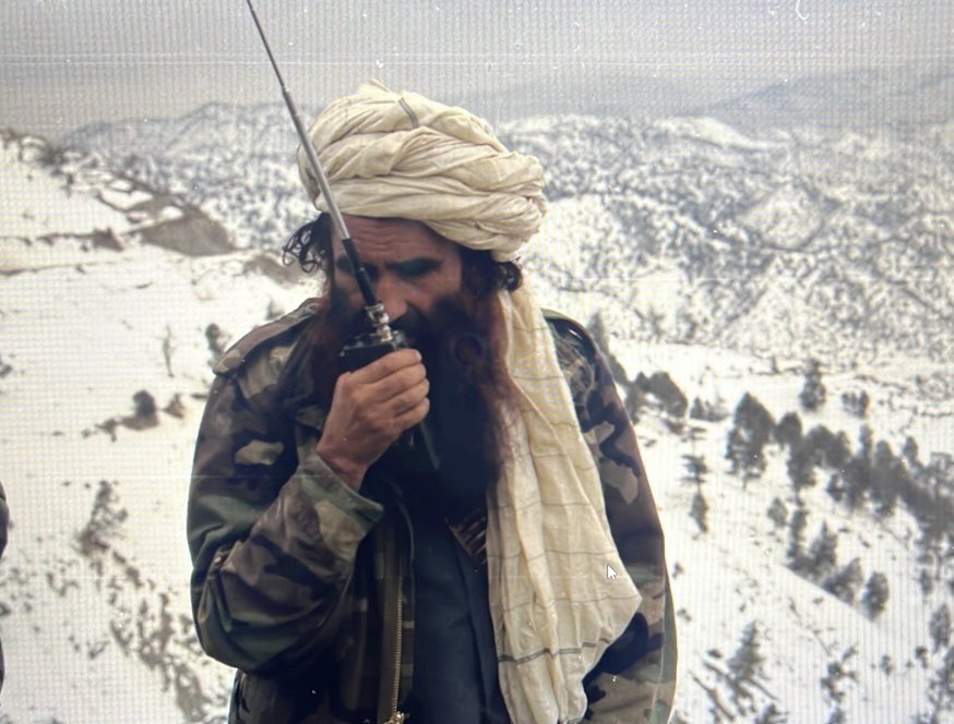 Haqqanisab60's tweet photo. ټول وخت یې په سنګرو او تورو غرو کي تېر کړ،خو مقصد یې د الله تعالی رضا او د هغه د دین سربلندي وه.
الله تعالی دې د دین په لاره کي ټول خذمتونه او قربانۍ قبولي کړي.
#رحمه_الله https://t.co/OJBhUmfsQ4