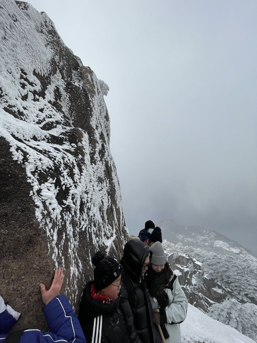 neko_china's tweet photo. 黄山の柵も無い謎の高所が結構怖かった。人立つスペースめちゃくちゃ狭いから、上にいる人は登って来ようとする人に「人立つ場所ないから登るの待って！」と注意喚起しても、下からドンドン人が登ってくる来てカオスだった。動画の通り女の子（青いコート）が余りの恐怖に号泣。 https://t.co/jqBAYPlIv5