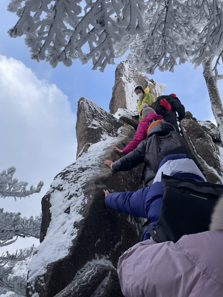 neko_china's tweet photo. 黄山の柵も無い謎の高所が結構怖かった。人立つスペースめちゃくちゃ狭いから、上にいる人は登って来ようとする人に「人立つ場所ないから登るの待って！」と注意喚起しても、下からドンドン人が登ってくる来てカオスだった。動画の通り女の子（青いコート）が余りの恐怖に号泣。 https://t.co/jqBAYPlIv5