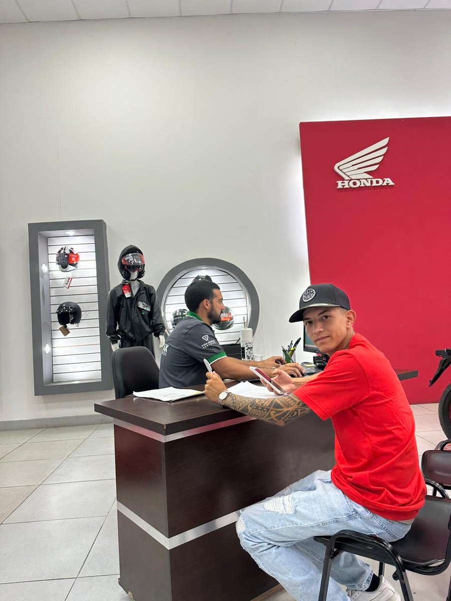 hoy me levante re loco y fui a Honda a comprarme una moto 0km 🤙🏻✒
