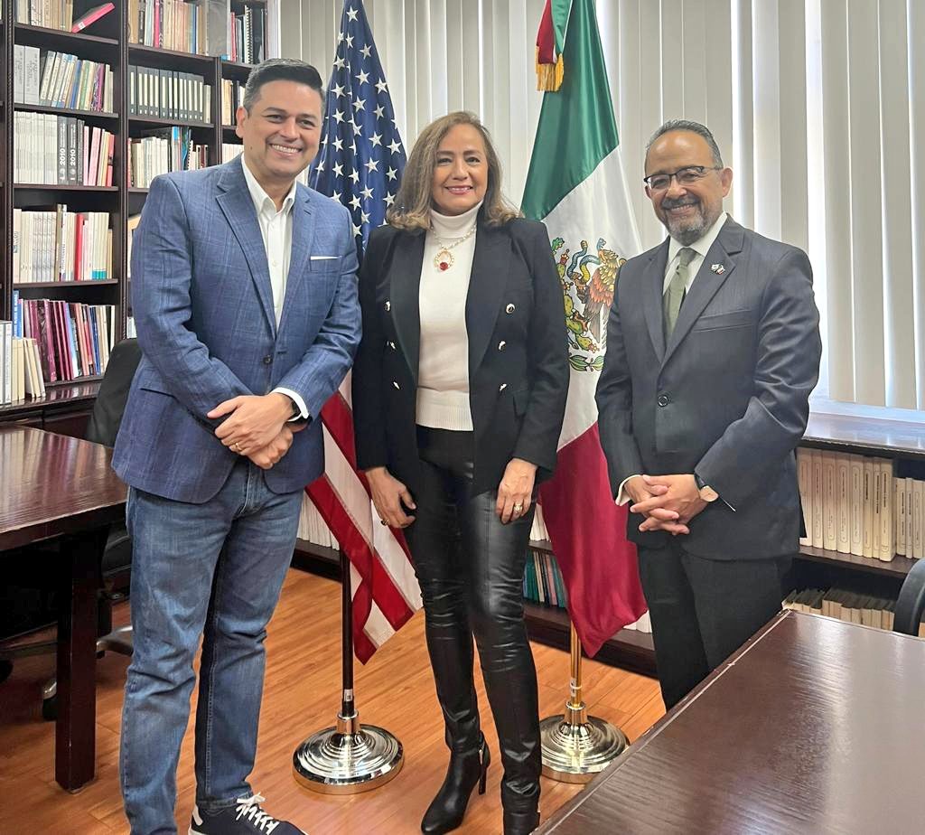 Firmé un Memorandun de Entendimiento con Raúl Lomelí (<a href="/Lomeli_Azoubel/">Raul Lomeli-Azoubel</a>) para que "Saber es Poder" sea la nueva agencia fiscal de la Ventanilla Financiera en <a href="/ConsulMexSdi/">Consulado General de México en San Diego</a>. Ambos tuvimos el gusto de contar con <a href="/RosarioMarin1/">Rosario Marín</a> como testigo de honor.
