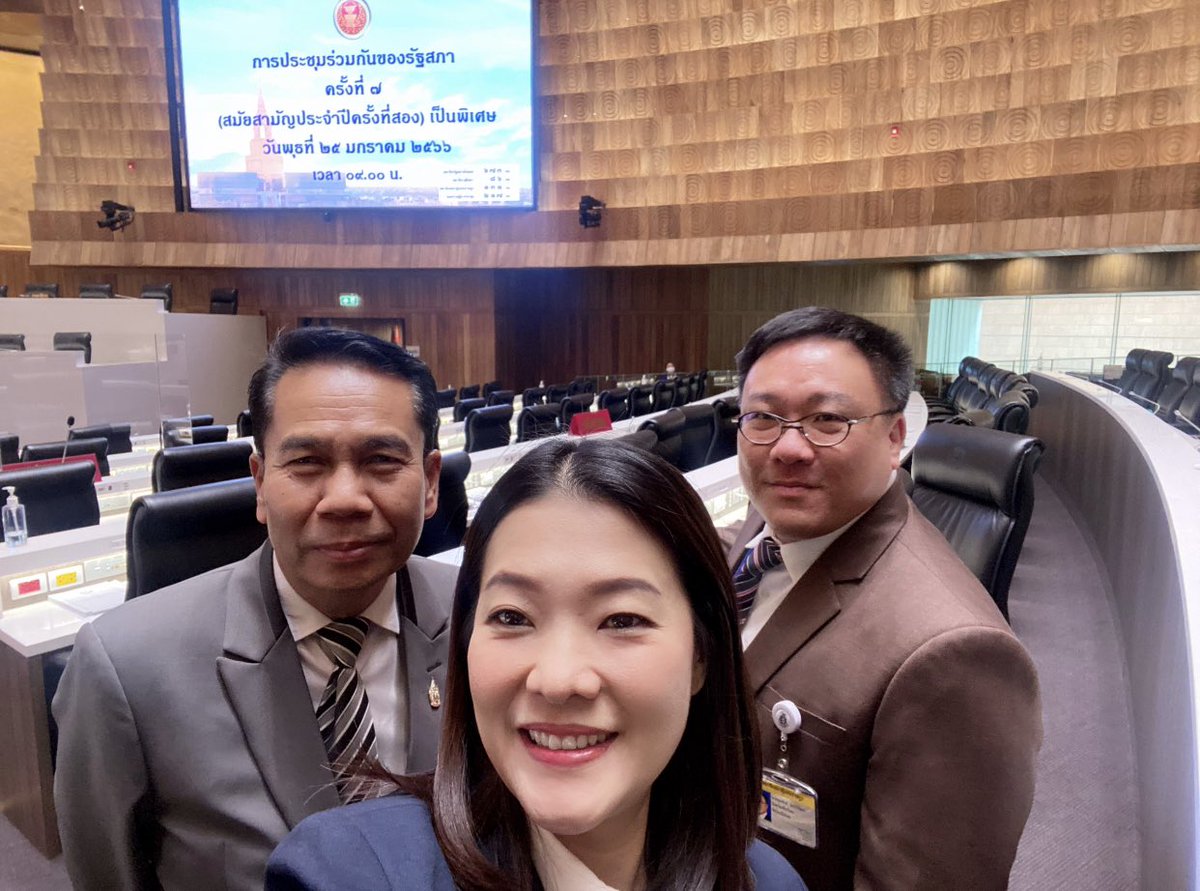 aim_theerarat's tweet photo. วันนี้ รัฐสภานัดประชุม 9.00น. ตอนนี้ 9.45น. ยังไม่เปิดประชุม เข้าใจว่า สว.ไม่อยากเข้าประชุมในวาระร่างรัฐธรรมนูญ แก้ไข ม.159 นายกฯต้องมาจากการเลือกตั้ง ม.272 ยกเลิก ส.ว. เลือกนายกฯ แต่ยังไงขอให้ ส.ส. มาประชุมกันเพื่อได้พูดคุยกันในประเด็นนี้ค่ะ #ประชุมรัฐสภา #แก้ไขรัฐธรรมนูญ #No272 https://t.co/UudtJWxy3I