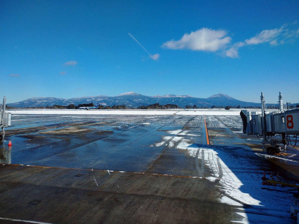 ranger_map's tweet photo. 大寒波
不要不急の外出は避けたいところですが。。。
とある病院への出張。
大雪の為、交通機関は乱れ、スリップ事故多発。

どんな天候でも病院は働き続ける。
職員は病院を守り続ける。
病院に休まる時間はないですね。 https://t.co/l6zHgp1ox4