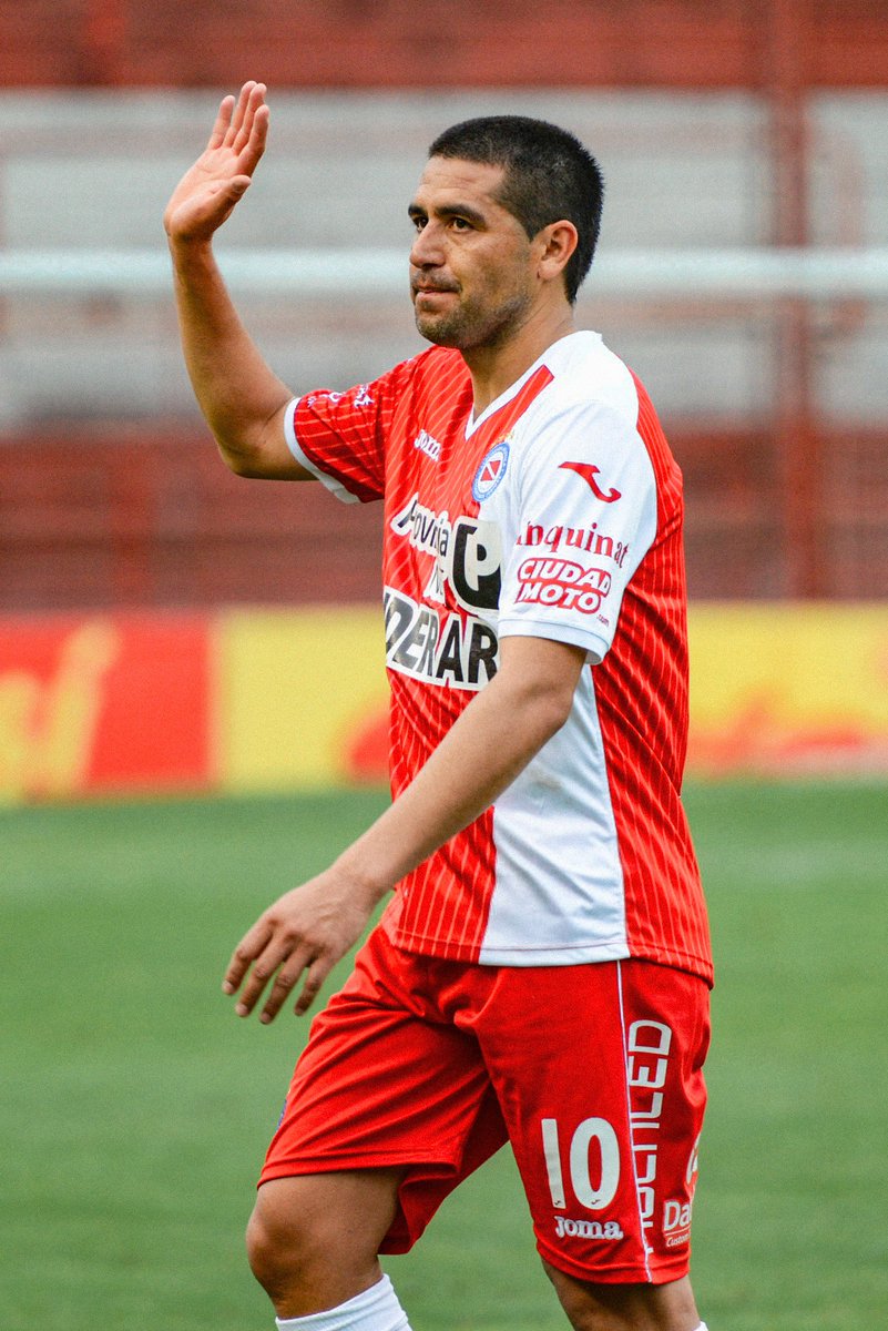 RiquelmePics's tweet photo. Riquelme en su último partido como jugador logrando el ascenso con Argentinos Juniors.

Hoy se cumplen 8 años desde el día del anuncio. https://t.co/psFvZI8qzD