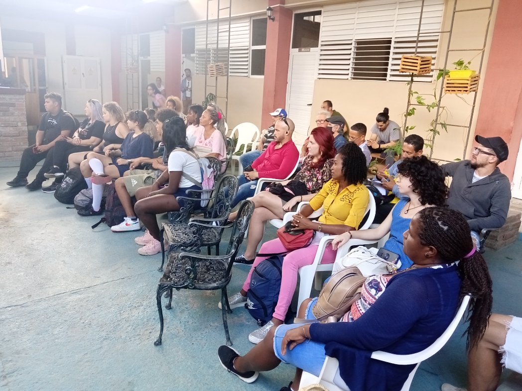massiel_santa's tweet photo. Como #NoPodemosParar el teatro fue protagonista de la tarde en casa.
👏 Lázaro Rodríguez Paz como fuente de inspiración y la trascendencia de su obra hasta la actualidad han sido razones  más que suficientes.
.
#AHSCuba 
#ahscav 
#artesescenicas https://t.co/NPndMFMM14 https://t.co/KlXPXel87b