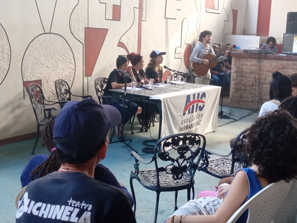 massiel_santa's tweet photo. Como #NoPodemosParar el teatro fue protagonista de la tarde en casa.
👏 Lázaro Rodríguez Paz como fuente de inspiración y la trascendencia de su obra hasta la actualidad han sido razones  más que suficientes.
.
#AHSCuba 
#ahscav 
#artesescenicas https://t.co/NPndMFMM14 https://t.co/KlXPXel87b