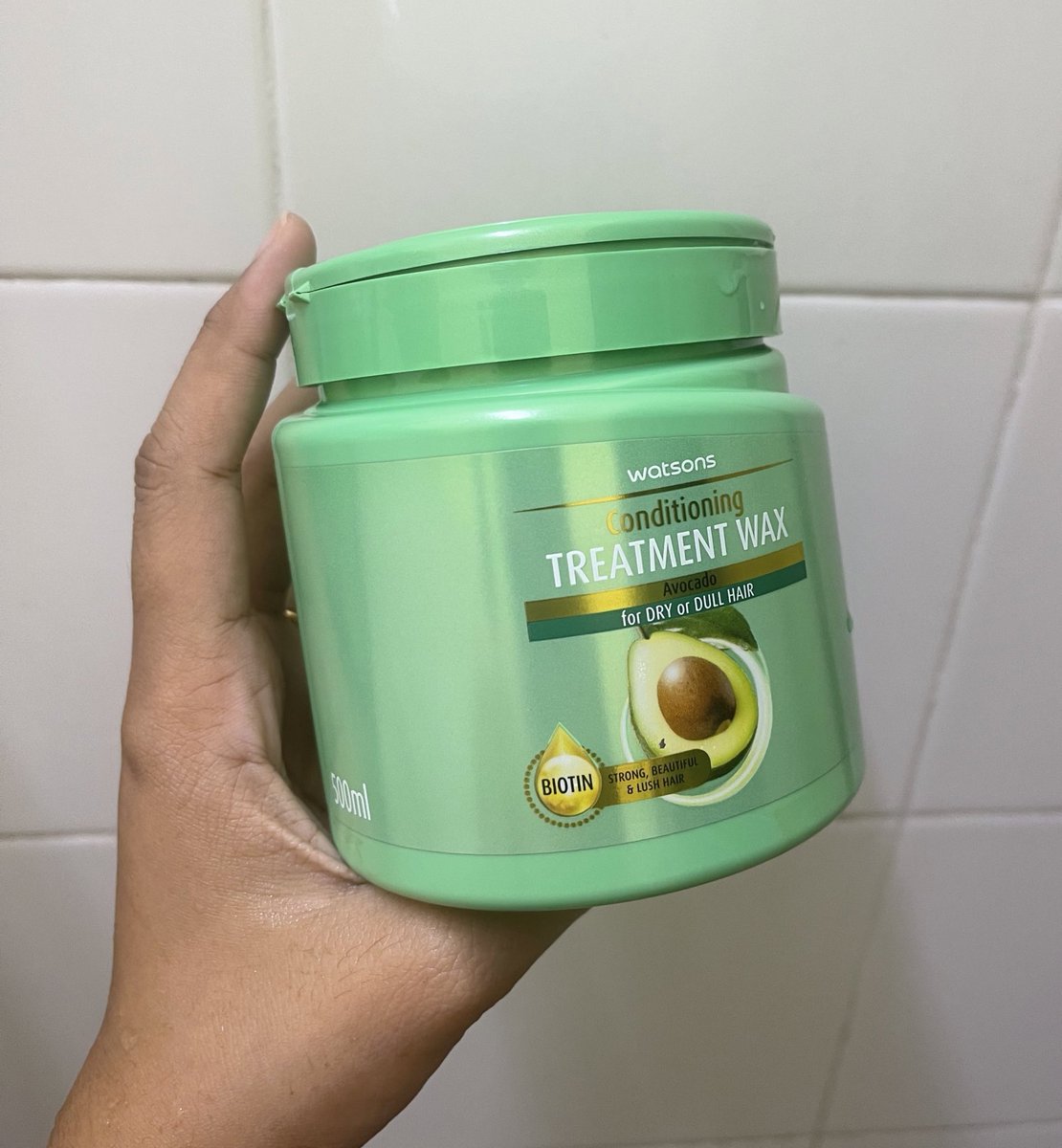 Chapienat's tweet photo. I admit yang product brand watson memang super duper best sekarang! I bought 2bottle terus, ni yang kedua tau. 
I told you guys, memang lembutttttt gila lepas pakai. This one treatment wax untuk hair dry, rambut bercabang, dizzy hair sesuai. 

Jom i share texture dia 🔽 https://t.co/C4L1qJeMnr