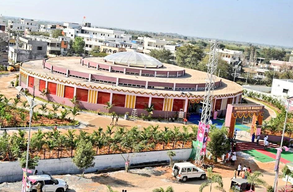 KTRBRS's tweet photo. Inaugurated this Integrated Market built by Narayanpet Municipality. Liked the design &amp; thoughtful utilisation of space 👍

Similar Integrated markets are being built all over Telangana in 141 Municipalities by @cdmatelangana @arvindkumar_ias https://t.co/E9CYpr6vBx