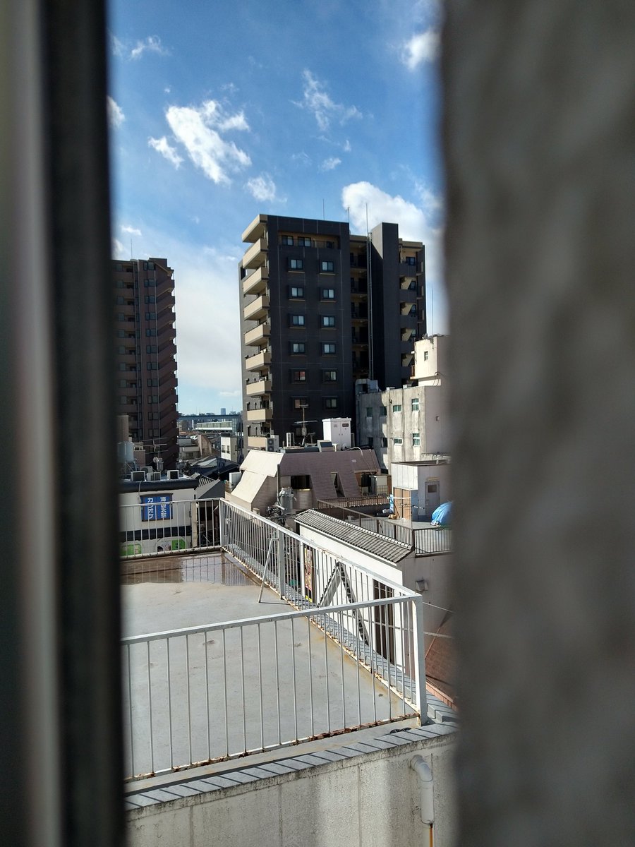 kappe_chan's tweet photo. 島では雪が降ってるみたいだけど…
都内は晴れてます☀

ホテルの窓の隙間から(笑) https://t.co/OagOwbpKRn