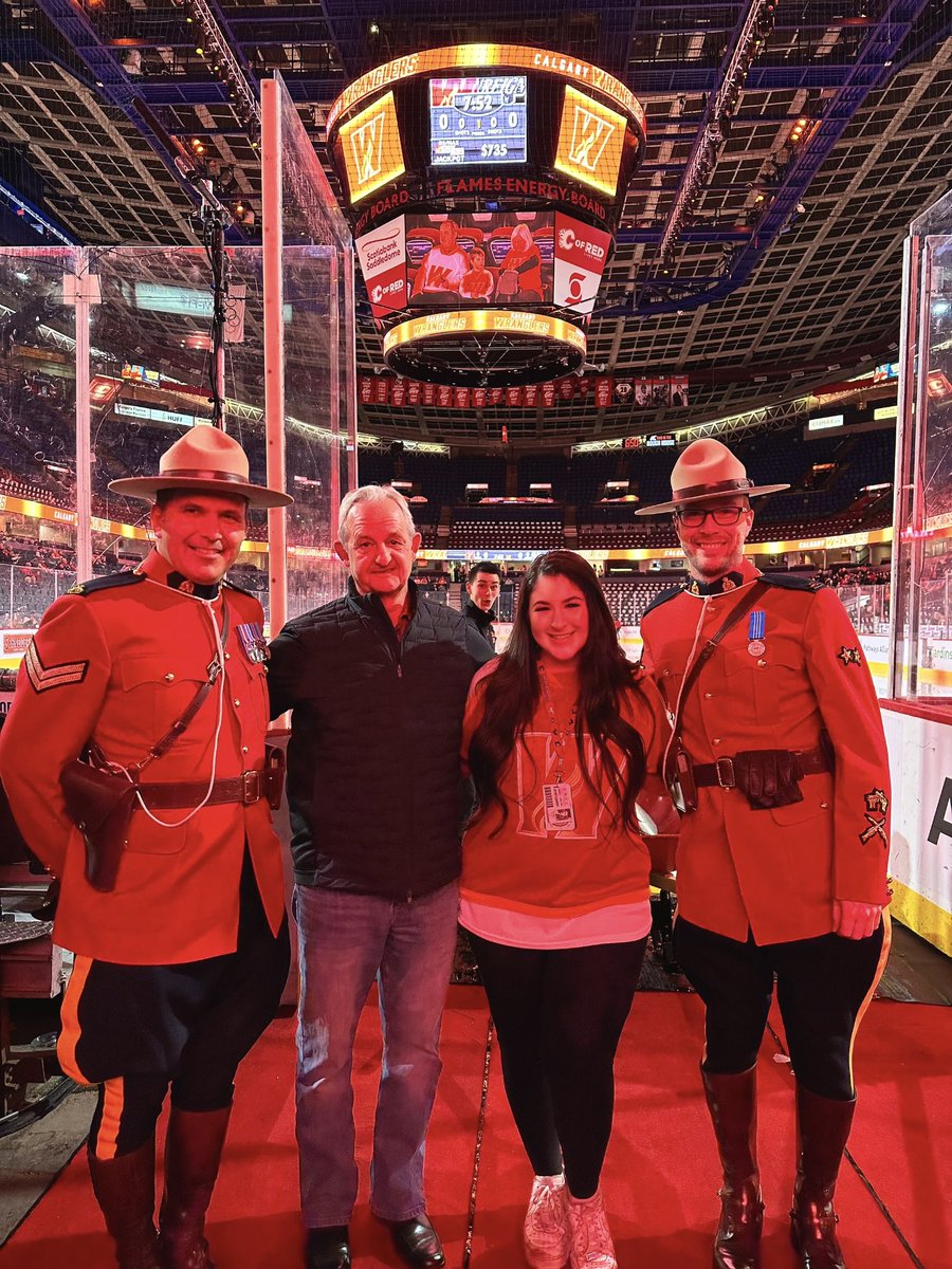 michelasheedy's tweet photo. βHey, we see each other on the ice all the time. Nice to finally meet you. You do an excellent jobβ π₯Ή So nice to chat with you today sir. #DarrylSutter @AHLWranglers @NHLFlames π₯ https://t.co/P1Jgz3QeR0