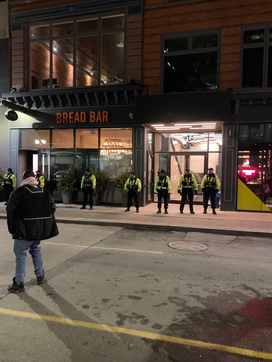 MarkCarney_Ego's tweet image. Tonight, Minister of Affairs Mélanie Joly and I went for a taxpayer funded dinner at #BreadBar.

As usual, we hired armed police to guard our restaurant from peaceful protestors.

I had pictures taken because they make it look like I'm always under attack from conservatives.