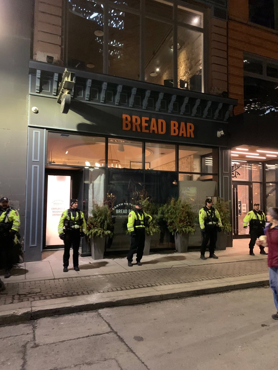MarkCarney_Ego's tweet image. Tonight, Minister of Affairs Mélanie Joly and I went for a taxpayer funded dinner at #BreadBar.

As usual, we hired armed police to guard our restaurant from peaceful protestors.

I had pictures taken because they make it look like I'm always under attack from conservatives.