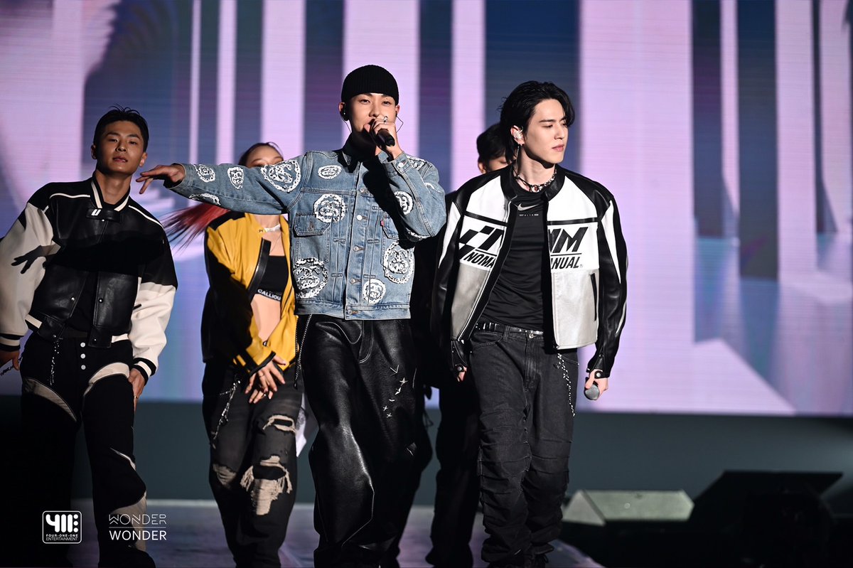 WEED_ENT's tweet image. "เอโอเอ็มจี เวิลด์ ทัวร์ 2023" แบงคอกสนุกยาวไม่แคร์ข้อเข่า!ชาวคณะ "ไซมอนดี-เกรย์-โลโค-อีไฮ-ยูคยอม-อูวอนแจ" โชว์ดุแร็ปเดือด 4 ชม.เต็ม!

Link 👉 m.facebook.com/story.php?stor… 🔥😎

#AOMGWORLDTOUR2023inBKK #AOMG #WOOWONJAE #LeeHi #LOCO #GRAY #YUGYEOM #SimonDominic