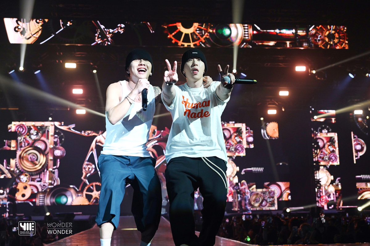 WEED_ENT's tweet image. "เอโอเอ็มจี เวิลด์ ทัวร์ 2023" แบงคอกสนุกยาวไม่แคร์ข้อเข่า!ชาวคณะ "ไซมอนดี-เกรย์-โลโค-อีไฮ-ยูคยอม-อูวอนแจ" โชว์ดุแร็ปเดือด 4 ชม.เต็ม!

Link 👉 m.facebook.com/story.php?stor… 🔥😎

#AOMGWORLDTOUR2023inBKK #AOMG #WOOWONJAE #LeeHi #LOCO #GRAY #YUGYEOM #SimonDominic