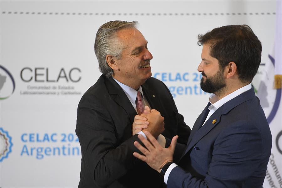 CNNChile's tweet photo. Alberto Fernández tras filtración de audio: “Chile tiene una gran canciller y un gran presidente”

https://t.co/jJFnLYThwD https://t.co/fXxEdy698E