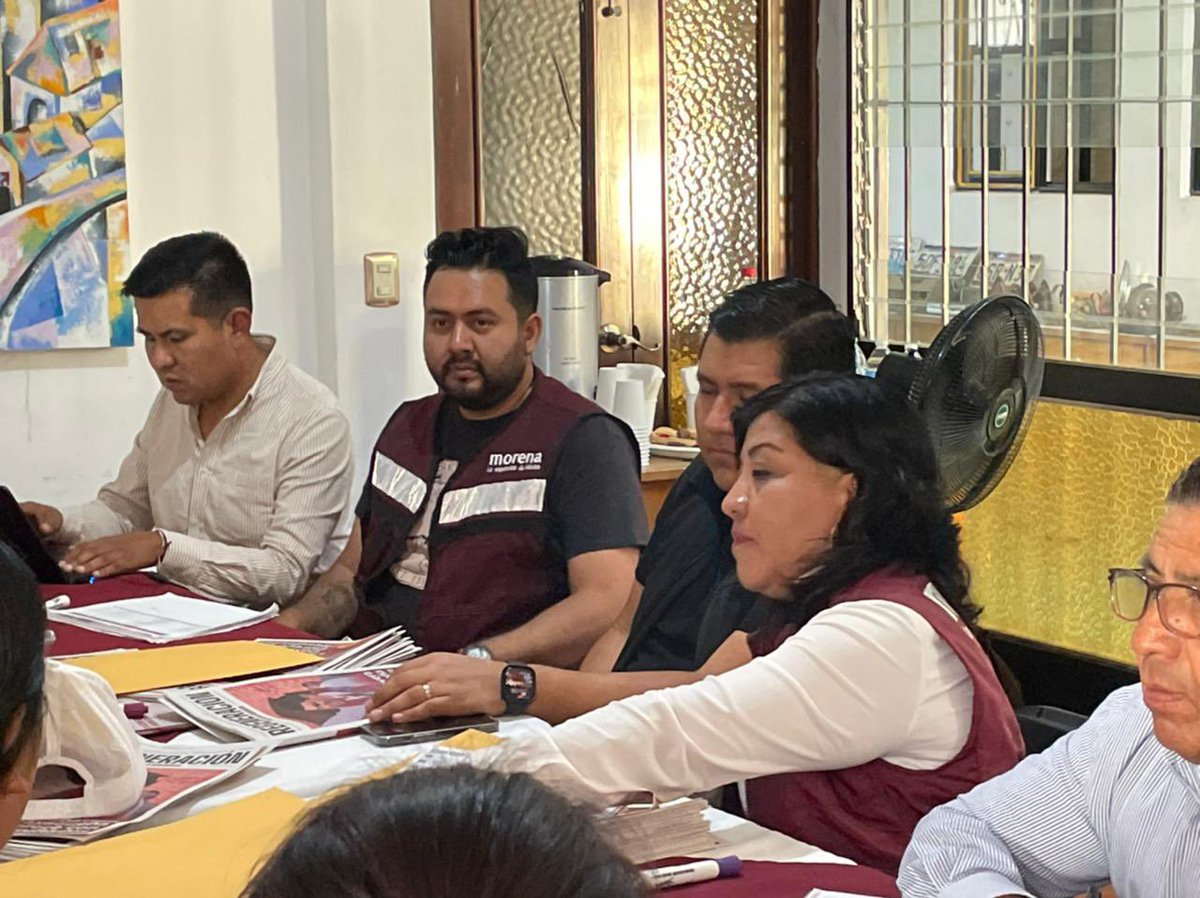 CarlosLopez_LJ's tweet photo. Concluimos el día, en reunión de evaluación, con los camaradas @ShabinJara, @AlexVillegaz y  COT’s. Ser Morena es tener los ideales de nuestro Presidente @lopezobrador_  y Gobernador @salomonj, no mentir, no robar y no traicionar.
#JuventudQueTransforma
#NoPodemosFallar https://t.co/LLwP3f5mUw