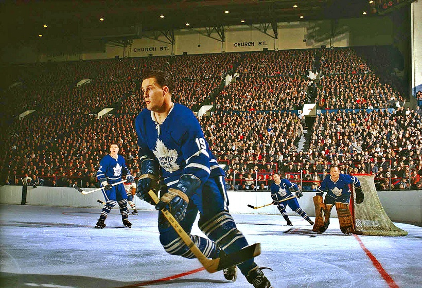 hockey_samurai's tweet photo. 1962-63. Maple Leaf Gardens in all her glory. Calder Trophy winner Kent Douglas (#19) with (L to R) Tim Horton, George Armstrong and Johnny Bower. #LeafsForever https://t.co/WEkLpVnlUA