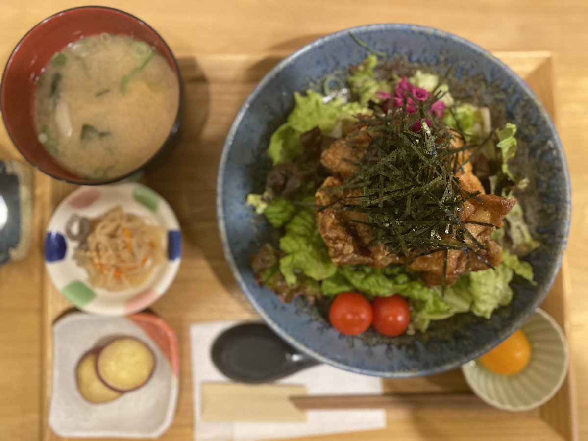 _NaLife's tweet photo. 本日のランチは、揚げ焼き鳥丼定食。3周年記念で期間限定とのこと。
自家製タレで美味。

#nara #奈良のご飯屋さん #ランチ #奈良 #おもてなし食堂 https://t.co/jbiUG9o0hp