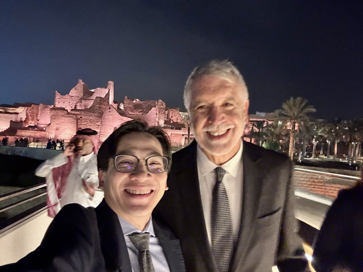 Privileged to finally meet <a href="/EnriquePenalosa/">Enrique Peñalosa</a>, former mayor of Bogotá. He is perhaps most well known for his policy actions—investments in #BRT and #publicrealm, amongst others—that led to the transformation of his city. Looking fwd to his forthcoming book on cities and equity.