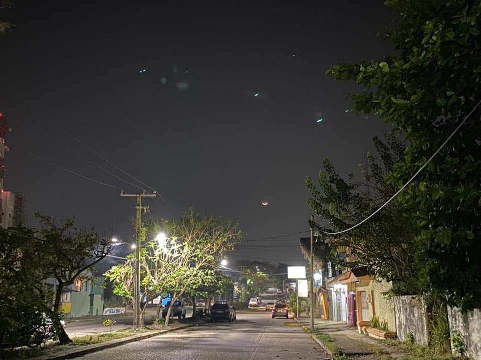 CoatzacoalcosV's tweet photo. ¿OVNIS EN COATZACOALCOS?

Foto tomada por la skywachers Katia Smith
Aquí en Coatzacoalcos Veracruz
A las 8:40 PM el día de hoy martes https://t.co/ACNulXztls