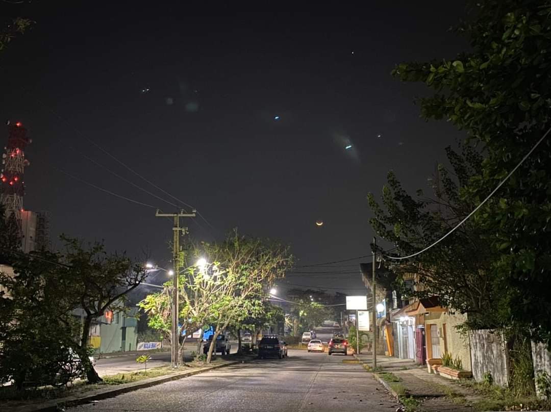 CoatzacoalcosV's tweet photo. ¿OVNIS EN COATZACOALCOS?

Foto tomada por la skywachers Katia Smith
Aquí en Coatzacoalcos Veracruz
A las 8:40 PM el día de hoy martes https://t.co/ACNulXztls