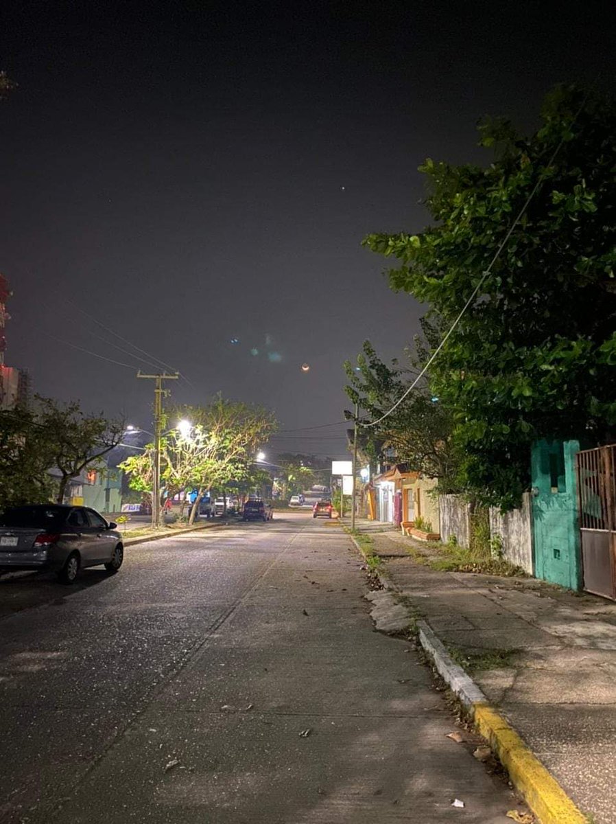 CoatzacoalcosV's tweet photo. ¿OVNIS EN COATZACOALCOS?

Foto tomada por la skywachers Katia Smith
Aquí en Coatzacoalcos Veracruz
A las 8:40 PM el día de hoy martes https://t.co/ACNulXztls