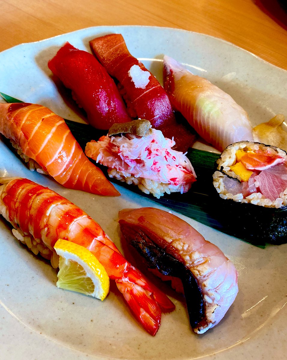 【鮨 悠久】さんでランチ🍣
は～幸せ～🥰

お寿司と赤だしを食べると、日本人で良かったって思う瞬間(笑)