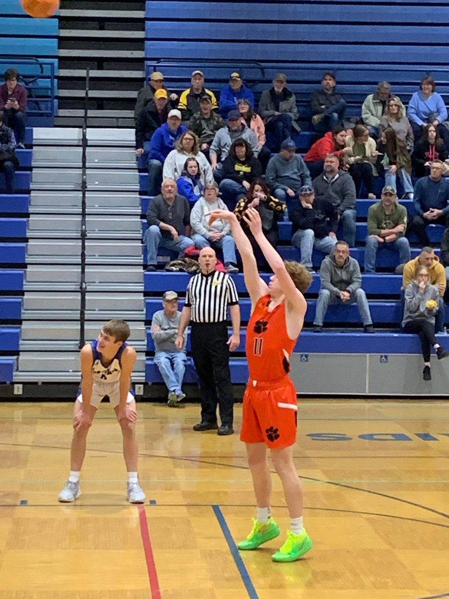 ChadWare1972's tweet photo. Elkins Tigers with the 60-59 win over Lewis County. @Tanner_miller_ with 21 points leads the way while @Malachiwatson24 scores 20 for Coach @amritrayfield’s club. #WVPrepBB @MetroNewsPrep https://t.co/d94aNyAauV