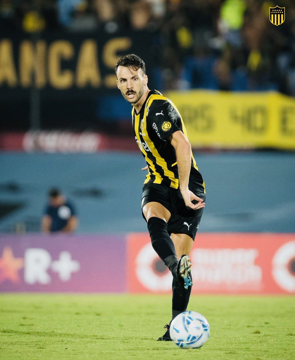 paysa_el's tweet photo. - Dígame joven: ¿Cómo se dislocó la cadera?
- Mire doctor, estaba jugando un fubol 5 y quise hacer un pase como el que hizo el Seba en el clásico...
#SebaRodriguez
#Peñarol
#FubolFubolFubol https://t.co/t7919AOtHh