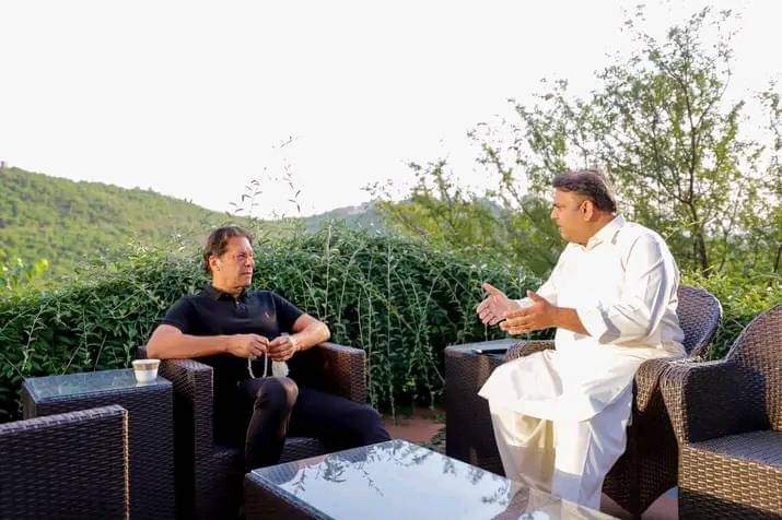 Mishaal8899's tweet photo. وفاداری کی سزا تو ملے گی۔
ماروائے عدالت اٹھانے والوں کو رد کر کے عمران خان کے ساتھ کھڑے ہوئے ہو,سزا تو ملے گی۔
یہ پاکستان ہے۔ ۔ یہاں کے مالک ویگو والے ہیں۔ان کی مرضی ہے جب چاہیں,جہاں سے چاہیں,کسی کو اٹھا لیں۔

#قاسم_عباسی

#fawadchuhadryArrest https://t.co/mUzAOd721t