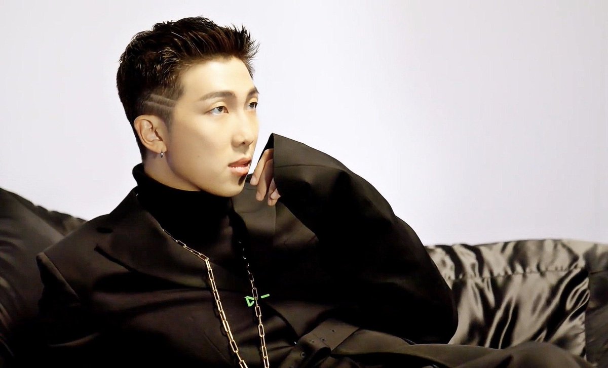 jiminiekarol's tweet photo. meu maior ponto fraco: esse namjoon com o cabelo na régua https://t.co/OWRMamMI0H