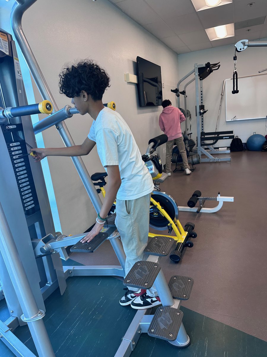 ProfeGuidoGonza's tweet photo. Making sure we stay #LOBOStrong with a visit to @BostoniaHigh! It was lovely for the @BosLangAcademy scholars to visit the gym &amp; get started on a new weekly workout routine. Thank you @NerelWinter  &amp; @TravisLee for making the students feel at home🐺🐺 https://t.co/d2161Iqwh0
