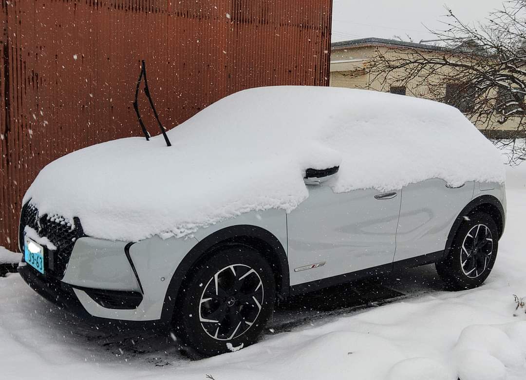 diverunner1976's tweet image. 1月25日 11時20分過ぎ時点での、🇫🇷DS 3 CROSSBACKの状態です🚗💨

昨年2月の時程積もりませんでしたが、雪下ろしを行いました💦

#DS3CROSSBACK #DSautomobiles #DSSTORE滋賀 #DSSALON彦根  #頑張れDS #パリ車 #滋賀ナンバー #琵琶湖ナンバー #滋賀でDS #DS勝手に南信州アンバサダー 💦