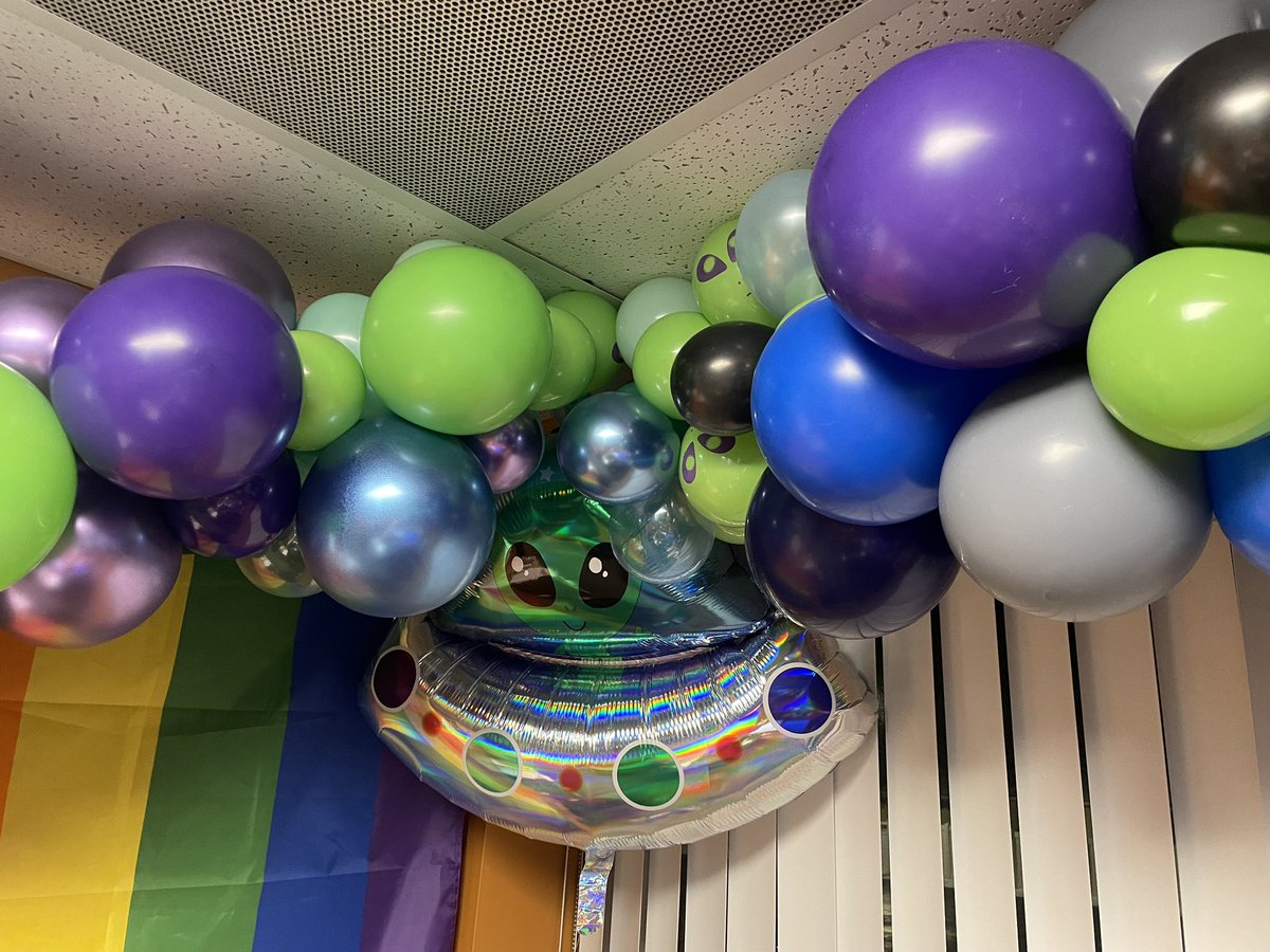 Nicole outdid herself again! 🪐 👽 

#balloongarland #balloondecor #balloonartist #balloonart #balloons #balloon #officespace #officedecor #officedesign #office #officelife