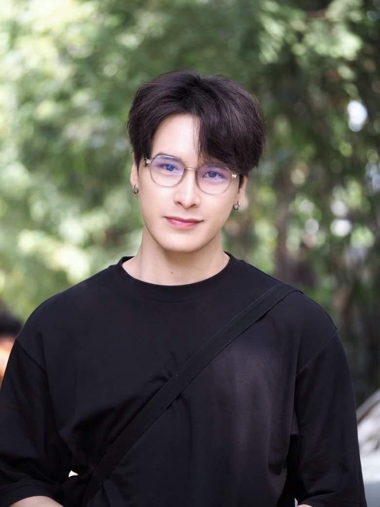 aieshu17's tweet photo. Maa bigbaby 💕
#borntobeytheseries
#MaBoy #Hawk #ฮอว์ค
#นันทกรศรีเงินทาบ
#ฮอว์คนันทกรศรีเงินทาบ
#hawknanthakorn
#NanthakornSringenthap
#timetheseriesworkshop
#ไทม์ผ่านเวลา
#Timetheseries
#gybidolproject1
#Mflowentertainment
#GYBentertainment https://t.co/9eLoNiAtJR