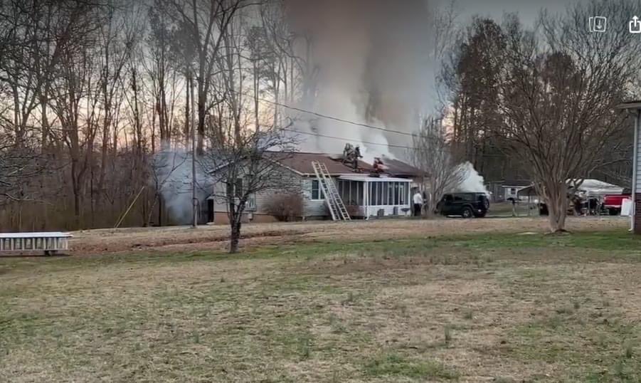 NewHopeFD's tweet image. ~Structure Fire~ 200 block of Crest Street.  Units arrived to find heavy fire in three separate structures including the residence.  No injuries reported and the fire is under investigation.  #smokedetectorssavelives #NHfire